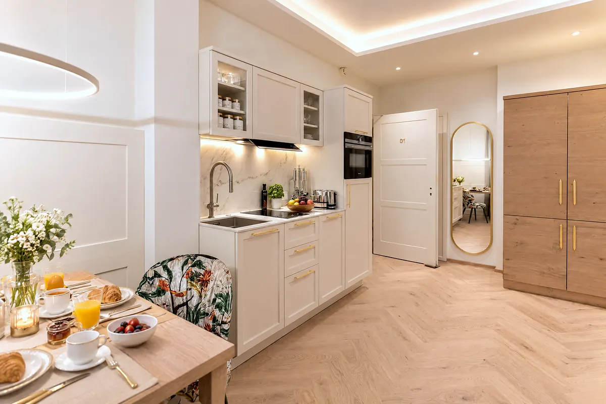 Die Küche, dahinter die Garderobe, 01 Diamantfasan