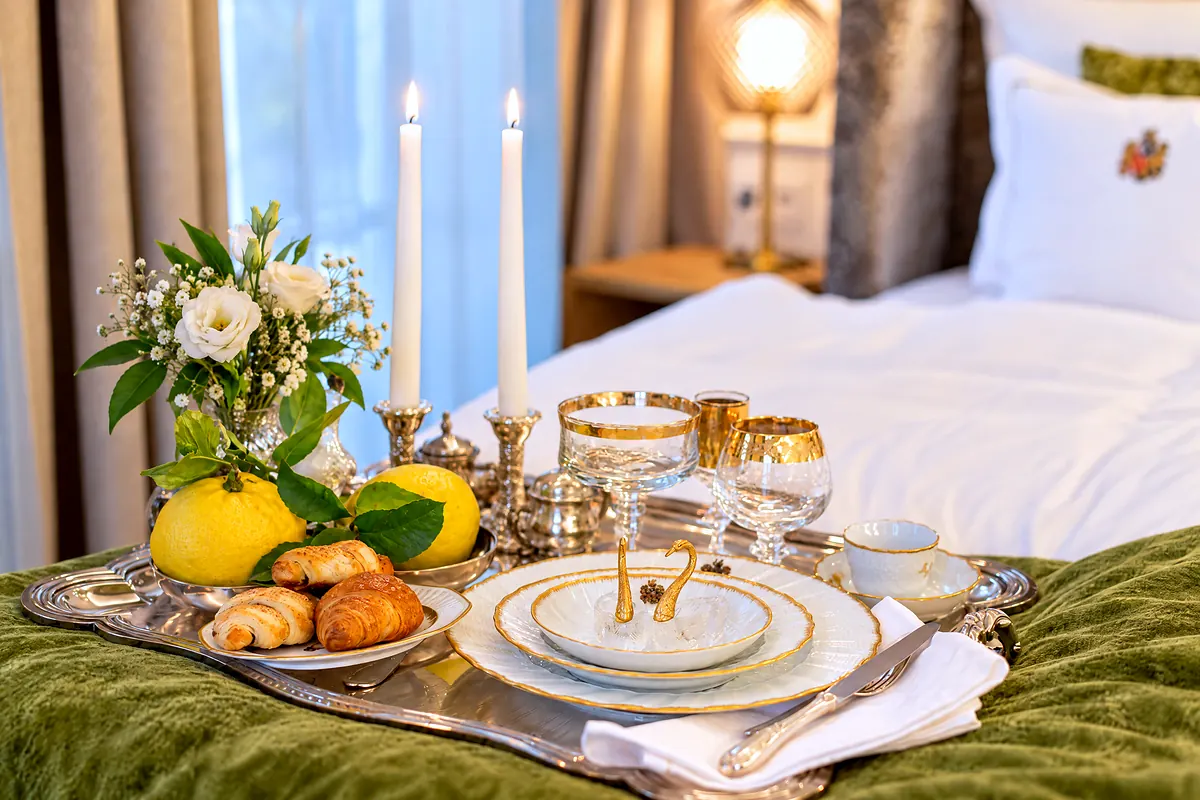 Das Frühstückstablett auf der Bettdecke, 02 Edelpapagei