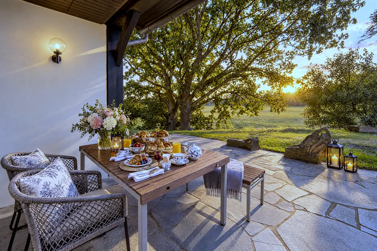 Die Terrasse von der anderen Seite, 11 Nymphensittich