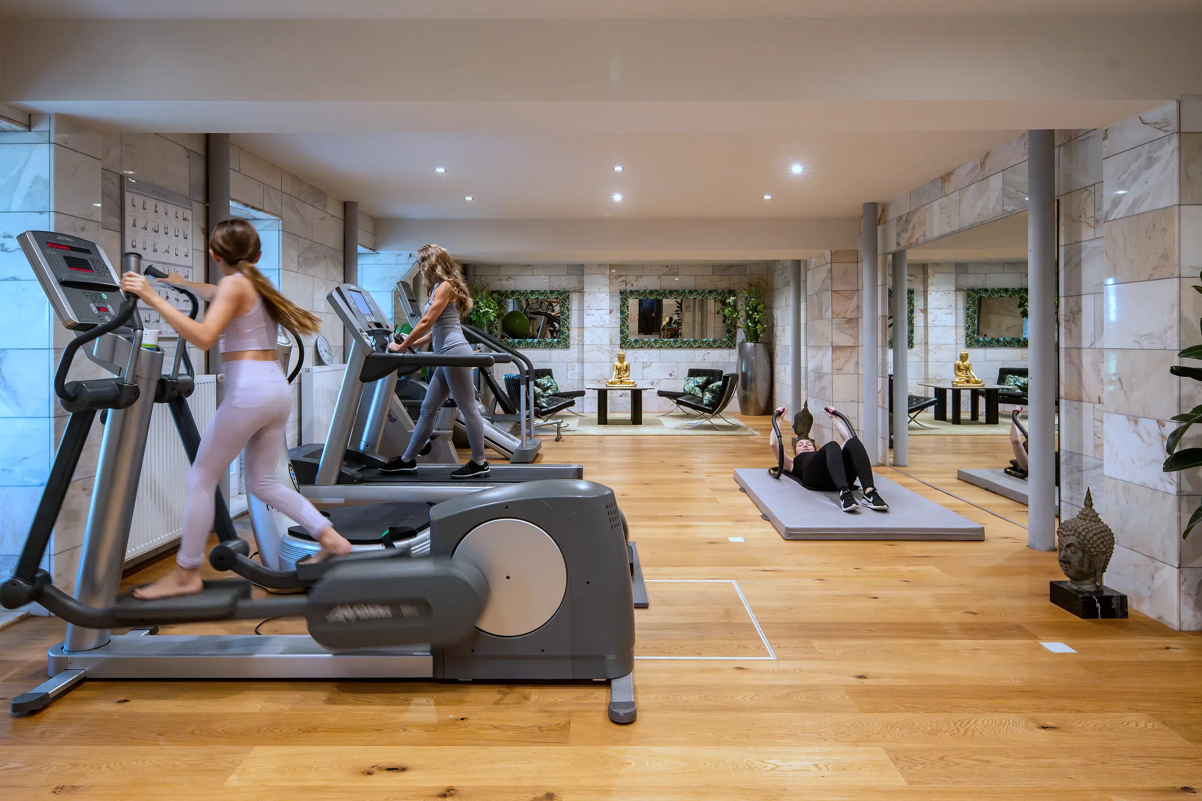 Twee gasten trainen in de fitnessruimte