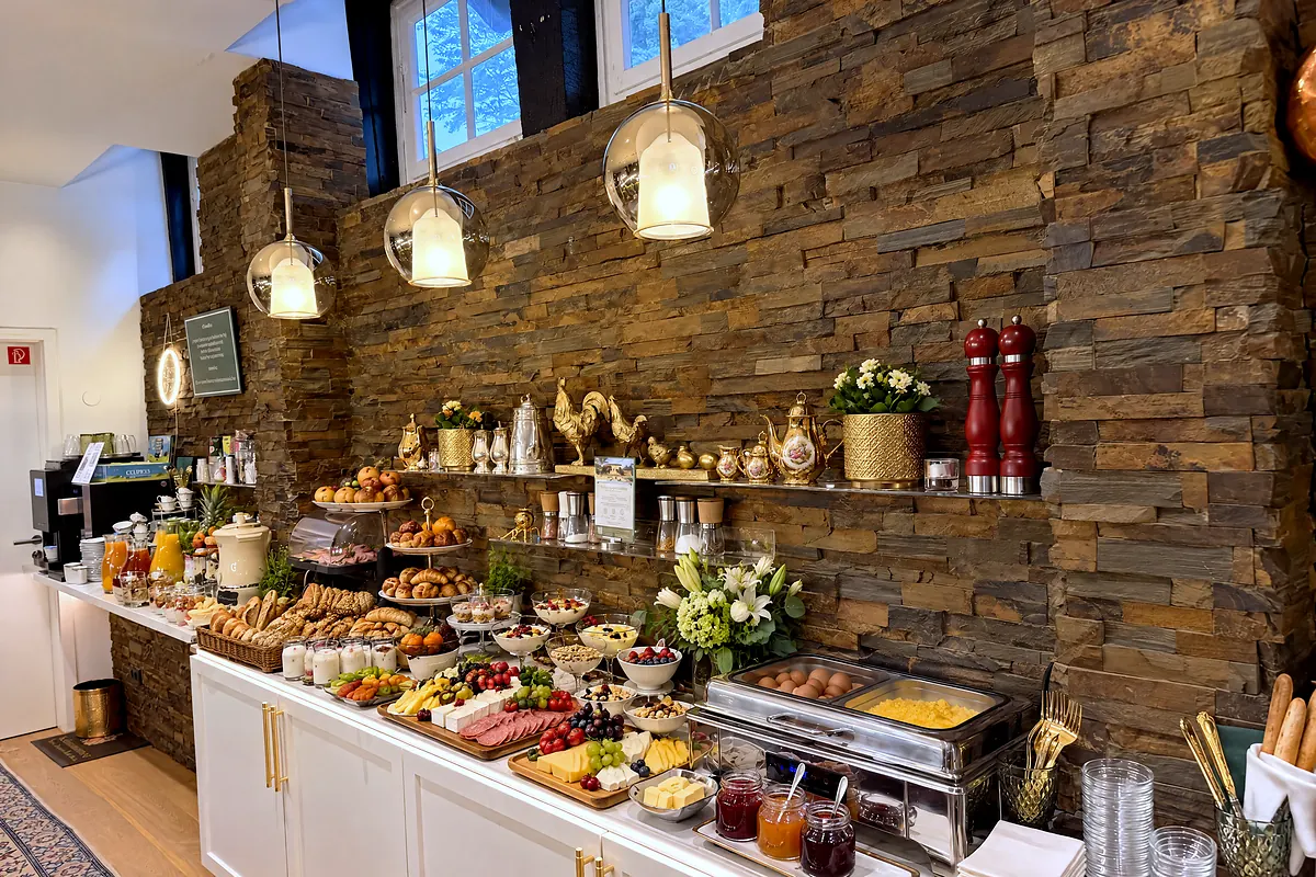 Das Frühstücksbuffet an der Bruchsteinwand