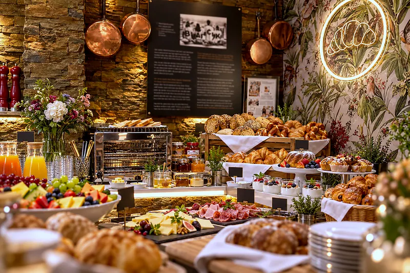Brot, Gebäck und Obst am Buffet