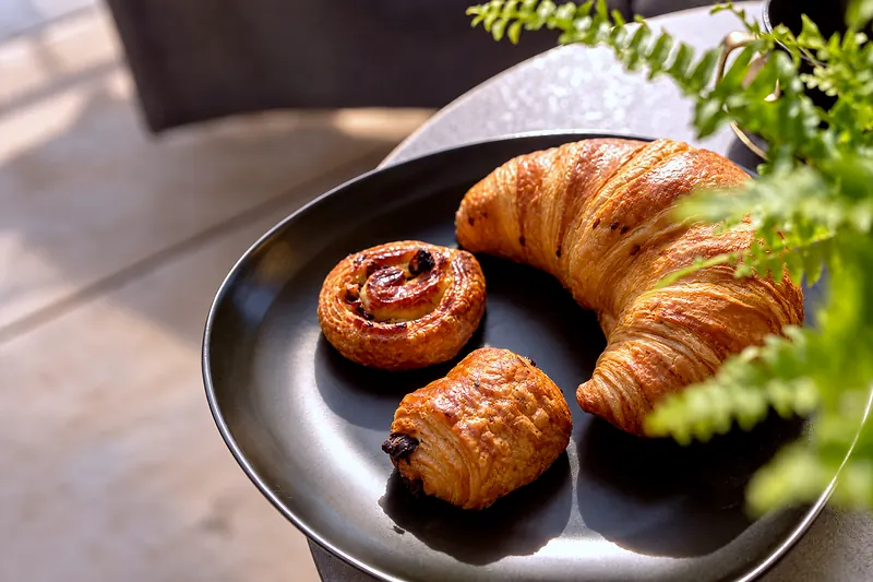 Croissants auf einer Etagere
