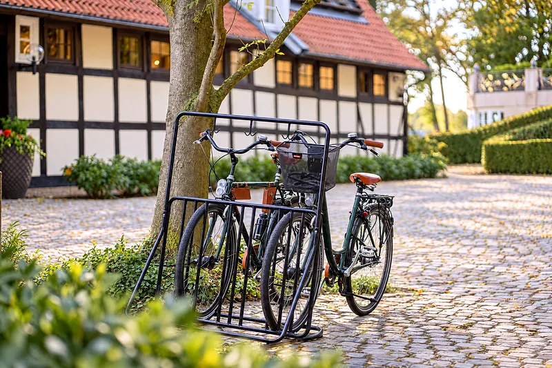 Fahrräder im Ständer vor dem Fachwerkhaus