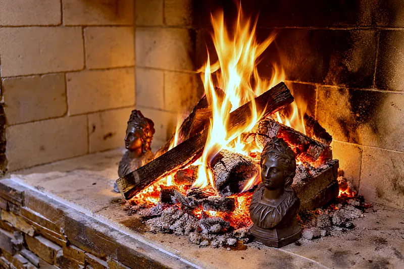 Das Feuer im offenen Kamin aus der Nähe