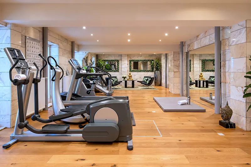 Der Fitnessraum mit Ausdauer- und Kraftgeräten