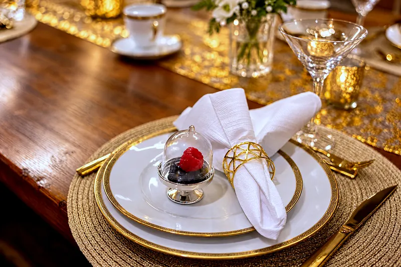 Serviette, Teller und Besteck an der Tafel