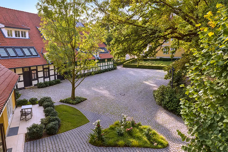 Der Innenhof mit den alten Bäumen, von oben