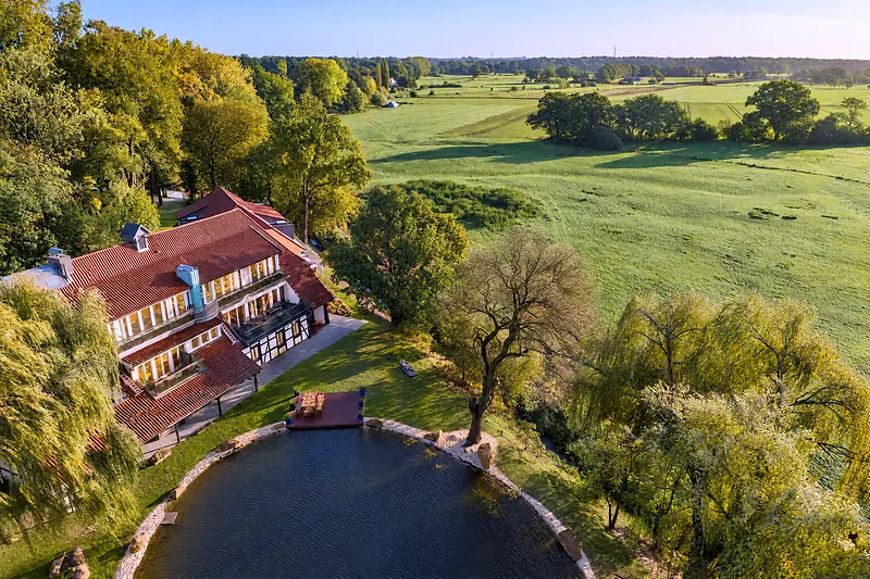 Das Haus am Teich von oben