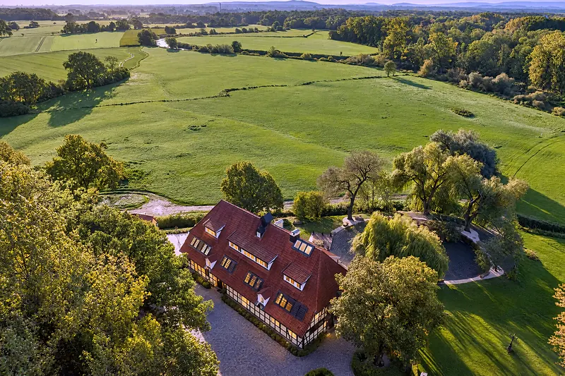 Der Landsitz von oben, rundum nur Wiesen