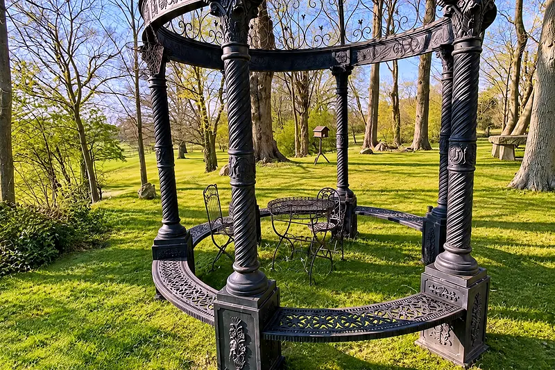 Der gusseiserne Pavillon im Park