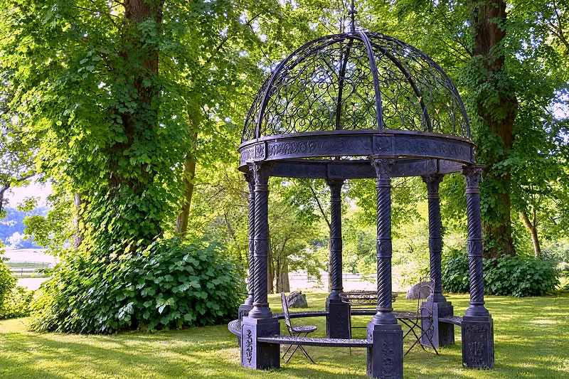 Der Pavillon unter den Bäumen