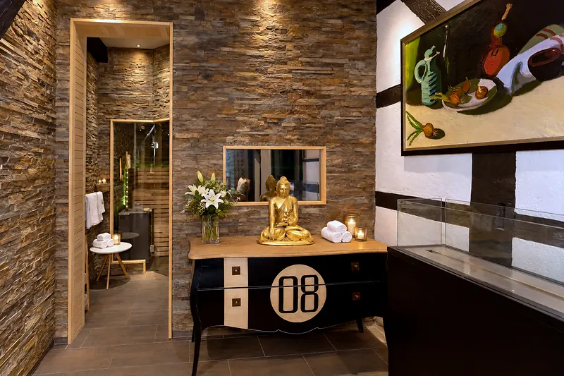 Der Weg zur Sauna mit Buddhafigur und Kommode
