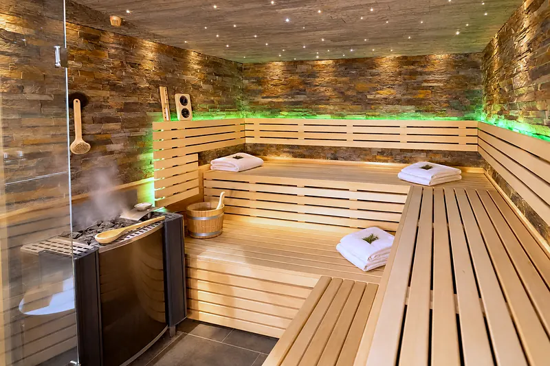 Die Sauna mit Sternenhimmel, Ofen und Aufgusskübel