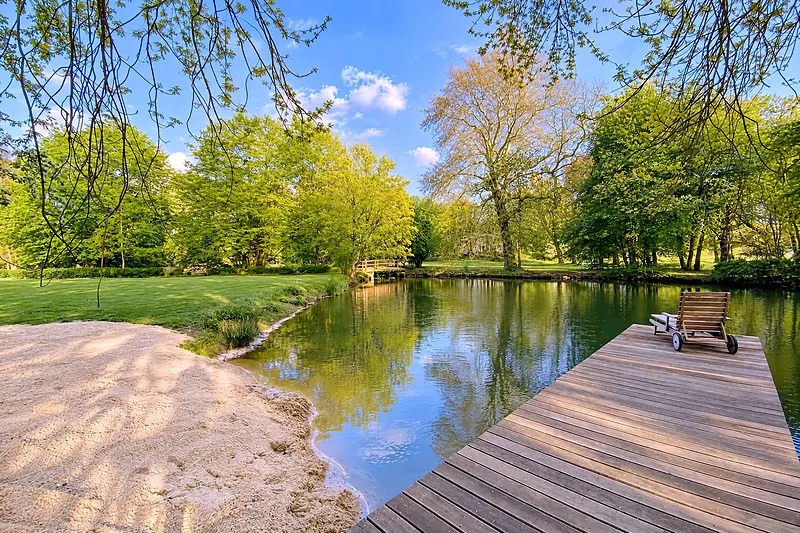 Der Bio-Badeteich mit dem Holzdeck