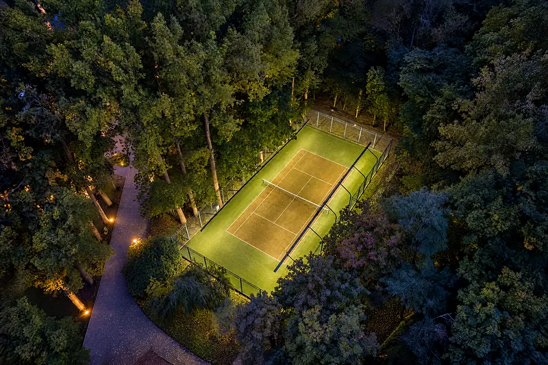 Der Tennisplatz bei Nacht, von oben