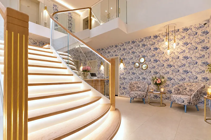 Die geschwungene Treppe mit der Sitzecke davor