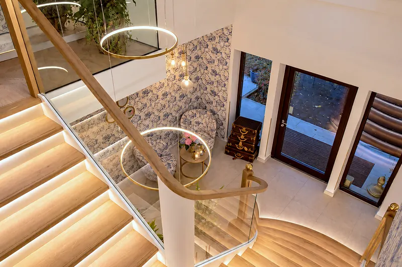 Treppe und Toile-de-Jouy-Tapete