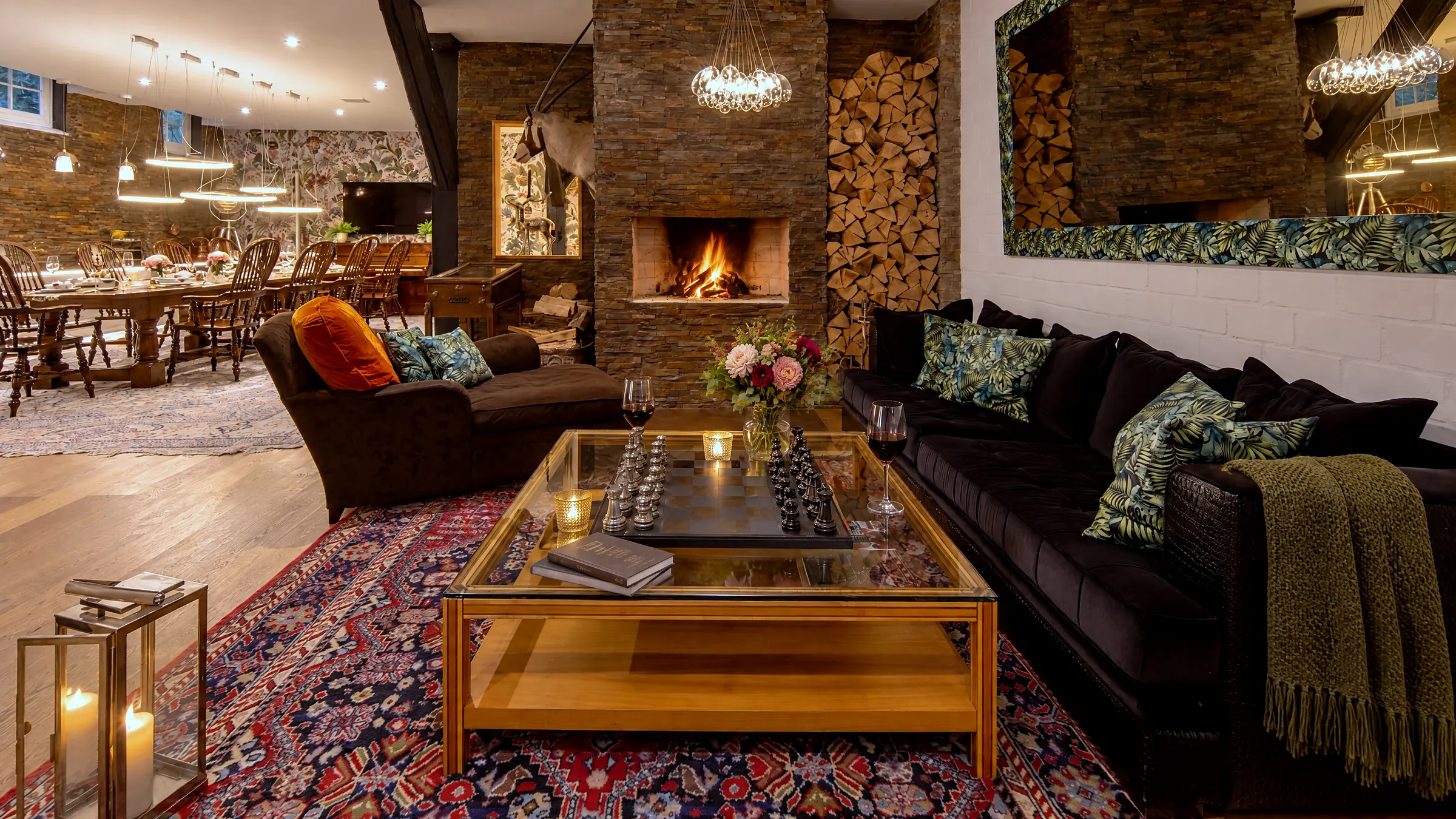 De lounge met open haard, daarachter het eetgedeelte