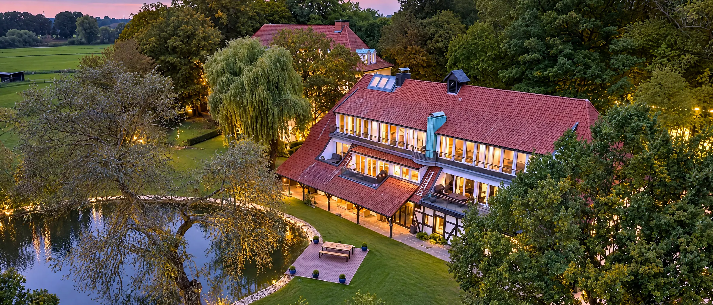 Luchtfoto met vijver en terras, breed formaat