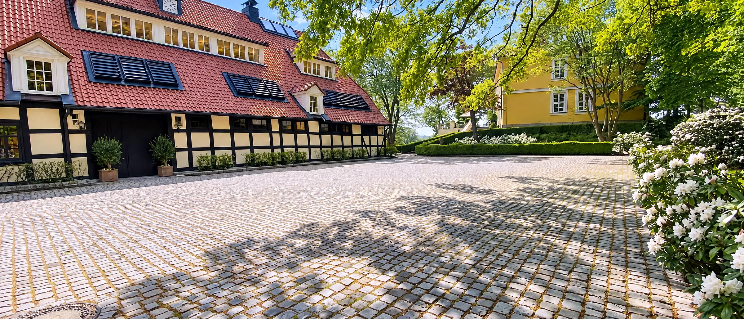 Het grote bestrate voorplein voor de vakwerkvleugels van de Schlossresidenz, vlak tot aan de voordeur
