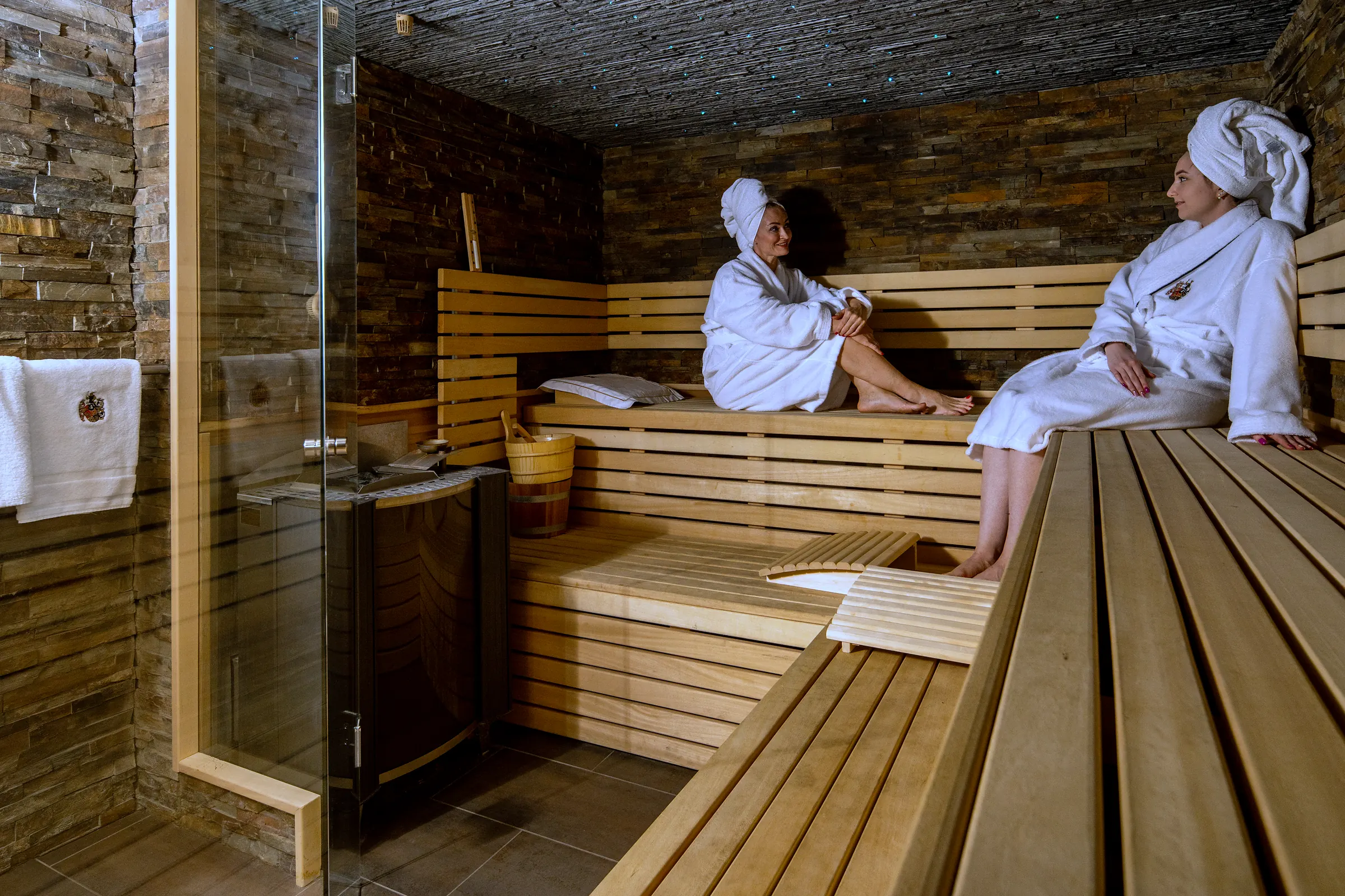 Twee gasten in badjas in de sauna