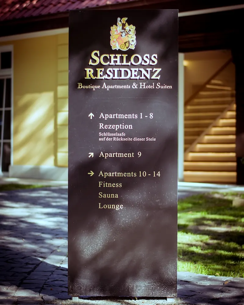 De wegwijzerzuil van de Schlossresidenz bij de oprit