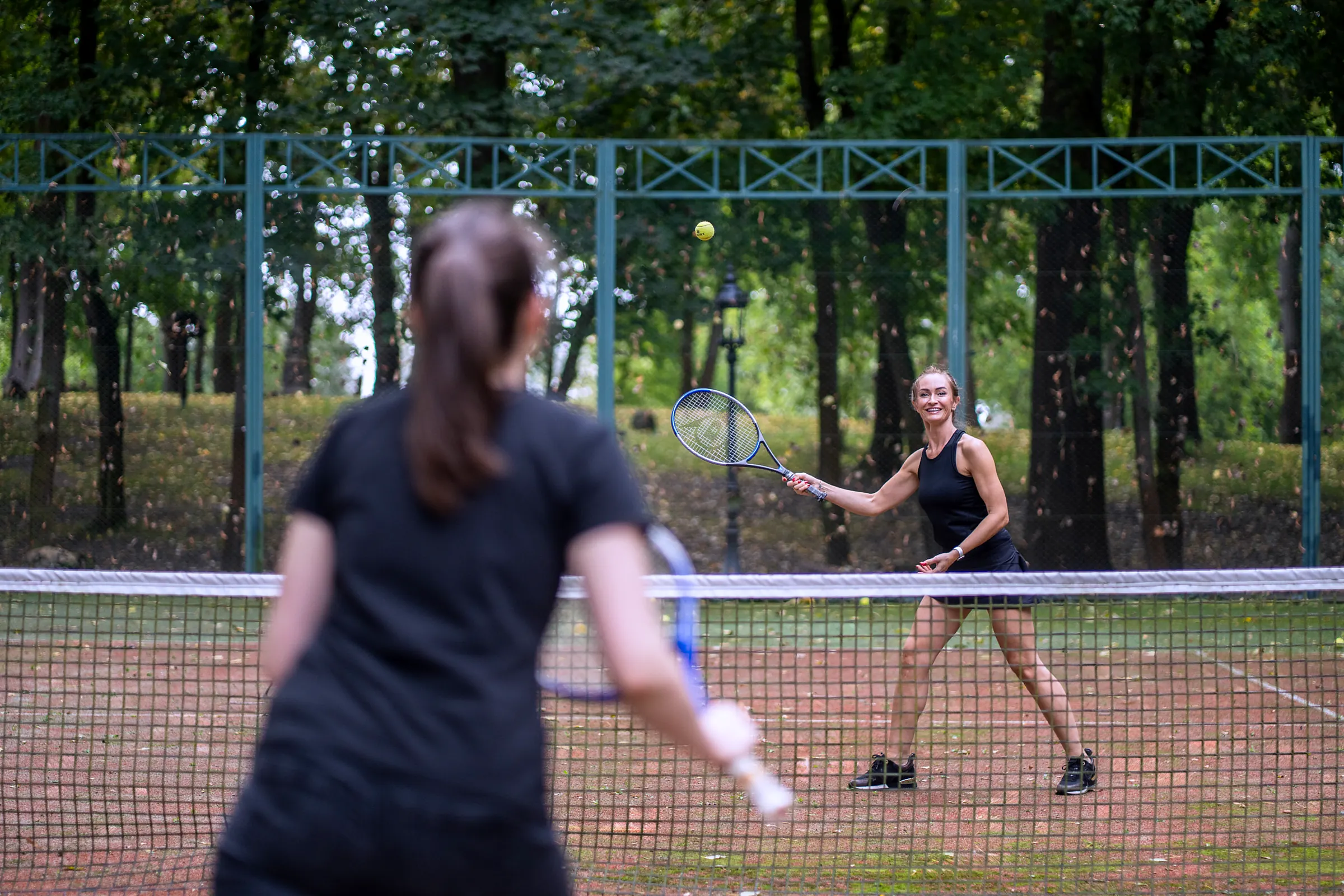 Twee spelers op de tennisbaan